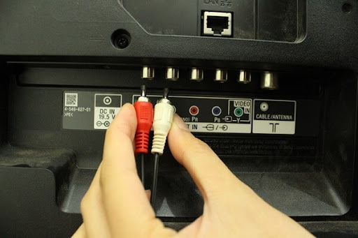 Kiểm tra giắc cắm các thiết bị chính là điều bạn cần thực hiện